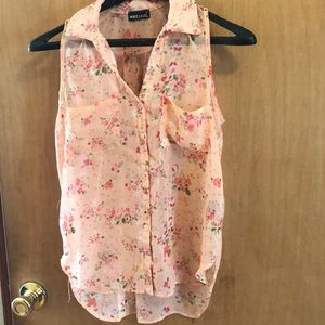 High low sleeveless button down blouse